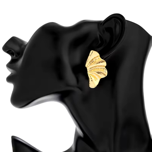 Esme - Gold Maple Leaf Stud Earrings Trend 2024-2025 - Picture 3 of 9